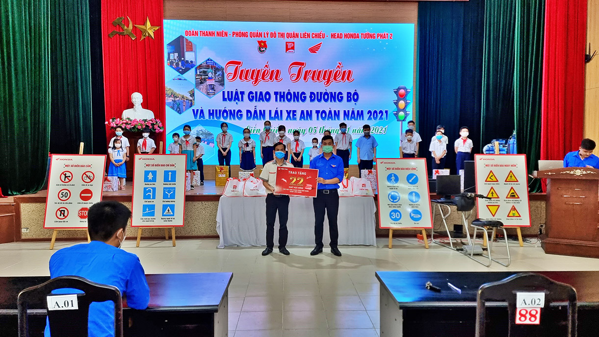 Hệ Thống HEAD Tiến Thu – Tường Phát Trao Tặng Học Bổng Cho Học Sinh Có Hoàn Cảnh Khó Khăn Thuộc Quận Đoàn Liên Chiểu