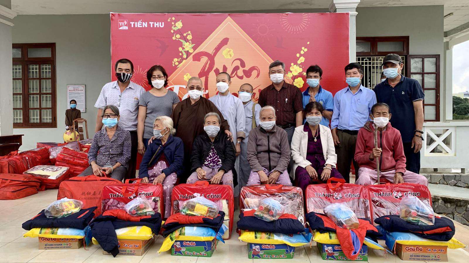 Tiến Thu Cùng Hành Trình Chia Sẻ “Xuân Ấm Áp – Tết Yêu Thương”