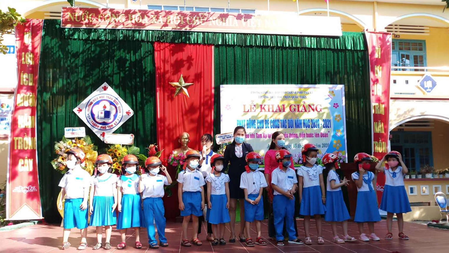 Hệ Thống HEAD Tiến Thu - Tiến Đức Trao Tặng 558 Mũ Bảo Hiểm Cho Học Sinh Lớp Một.