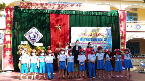 Hệ Thống HEAD Tiến Thu - Tiến Đức Trao Tặng 558 Mũ Bảo Hiểm Cho Học Sinh Lớp Một.